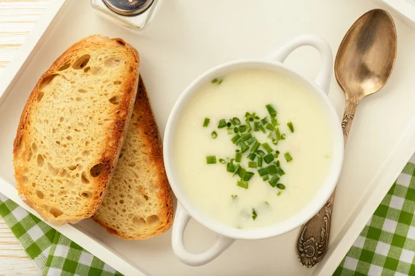 Sopa de crema de queso en bandeja de madera blanca . —  Fotos de Stock