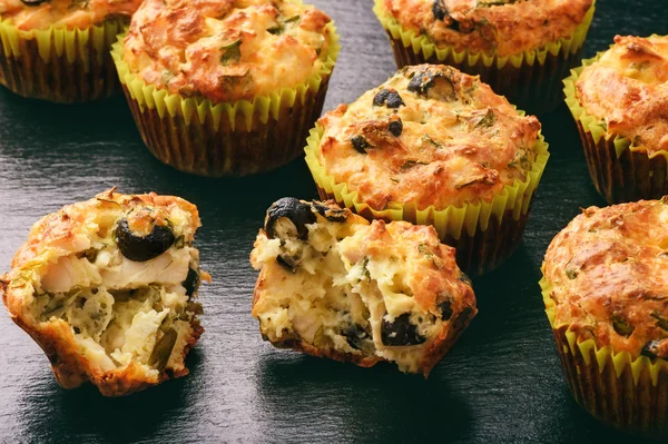 Antipasto - muffin con pollo, formaggio e olive su sfondo nero . — Foto Stock