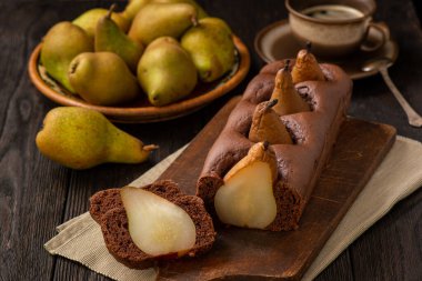 Ev yapımı çikolatalı kek ile armut.