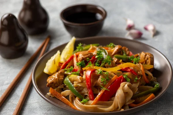 Rice Noodles Chicken Soy Vegetables Asian Cuisine — Stock Photo, Image
