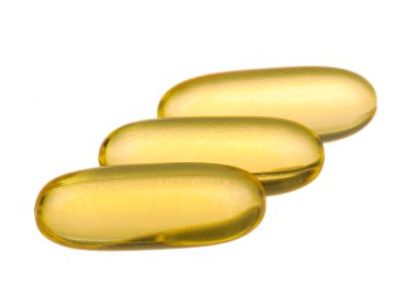 Omega-3 balık yağı softgel kapsülleri izole.