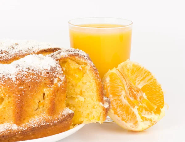 Pastel de naranja con zumo de naranja y rebanada de naranja . — Foto de Stock