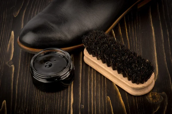 Cire de chaussure et brosse sur le fond en bois . — Photo