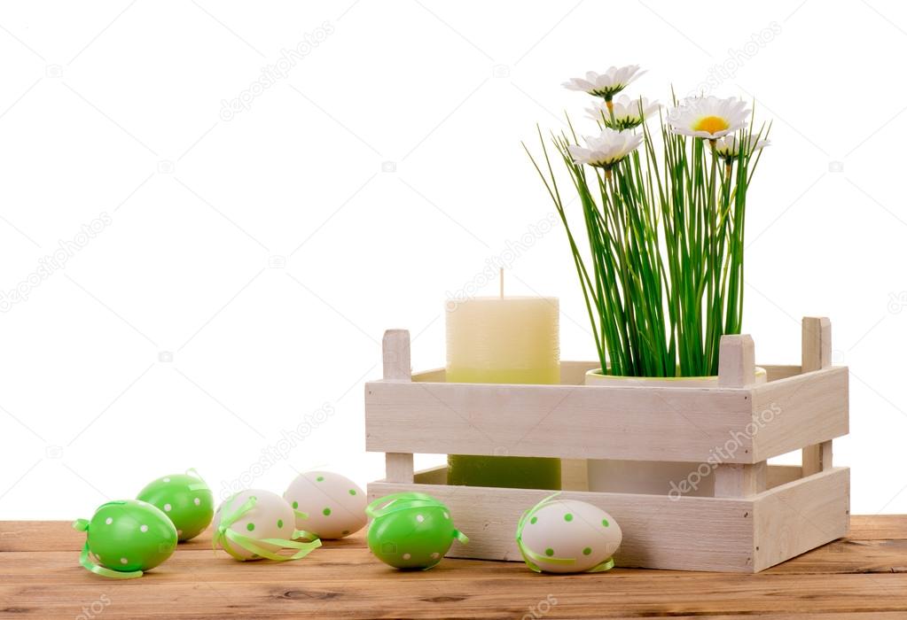 Påsk inredning ljus, ägg och blommor i kruka på trä bakgrund ...
