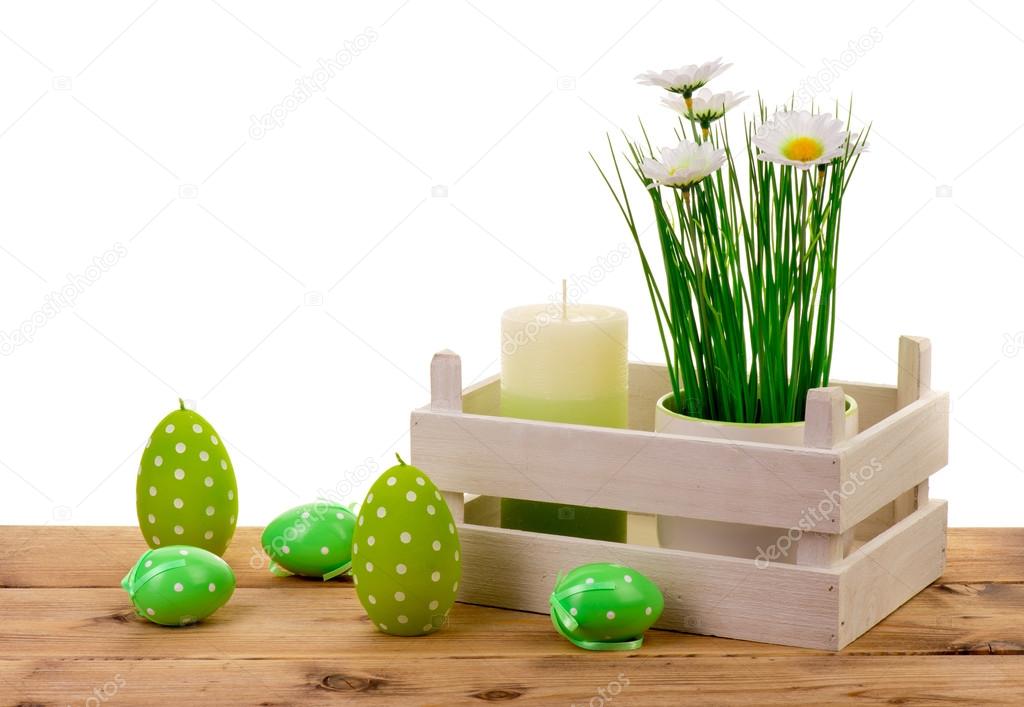Påsk inredning ljus, ägg och blommor i kruka på trä bakgrund ...