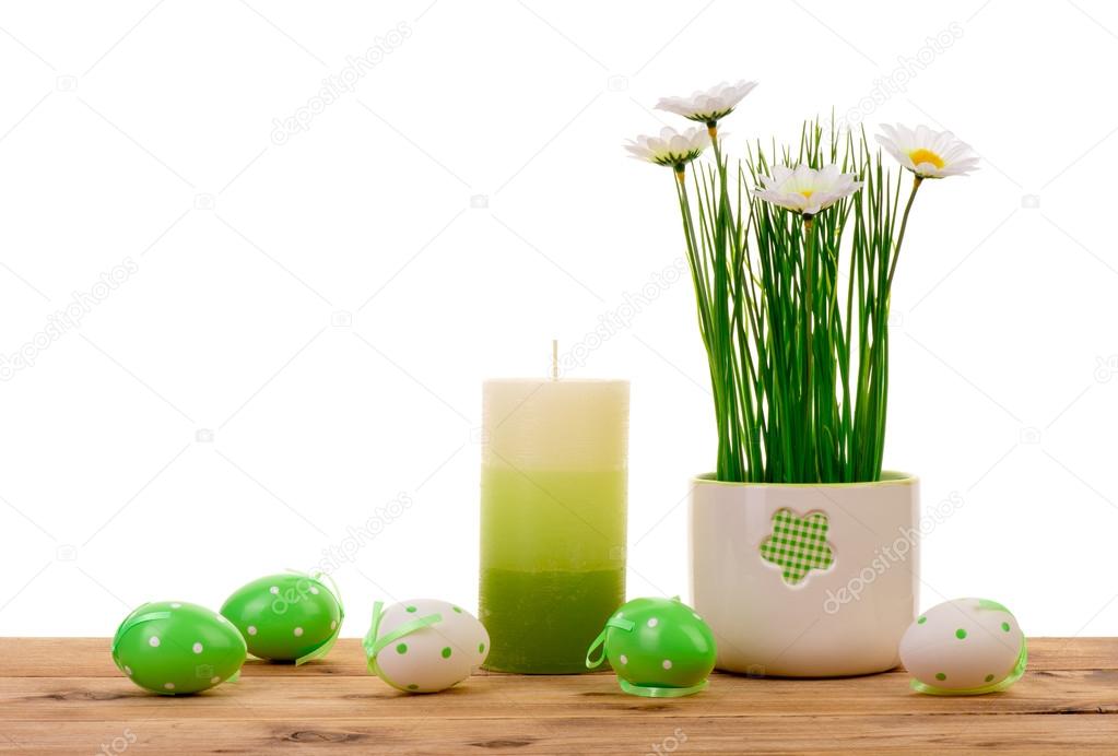 Påsk inredning ljus, ägg och blommor i kruka på trä bakgrund ...