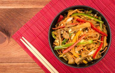 Havuç, biber ve patlıcan siyah kase ile Asya salata.