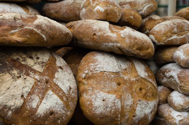 Piyasada taze ekmek yığını.
