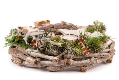 Noel çelenk izole mumlar ile.