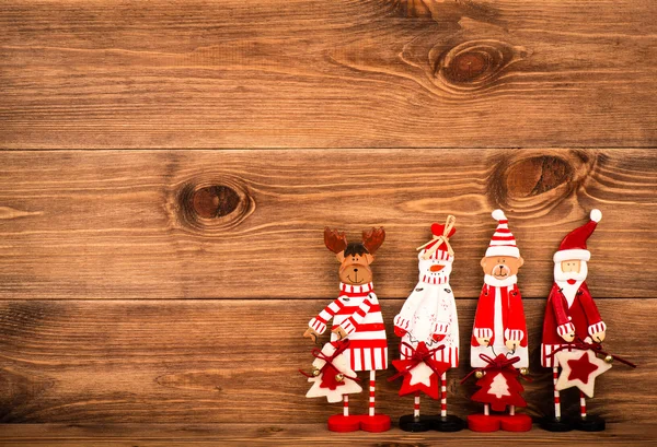 Christmas tree játékok a behavazott fából készült háttér. — Stock Fotó