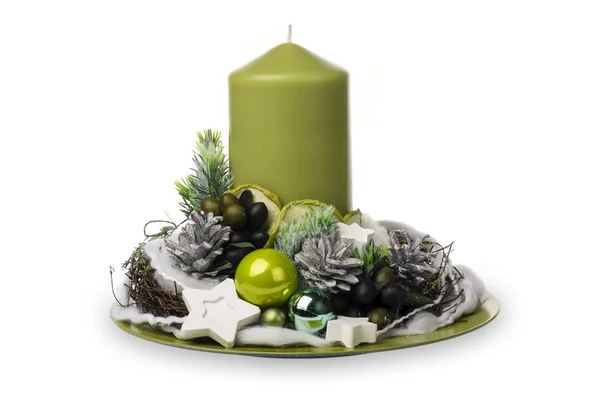 Weihnachtsdekoration - Weihnachtskomposition aus Zapfen, Kerzen und weihnachtlichem Dekorationszubehör isoliert. — Stockfoto