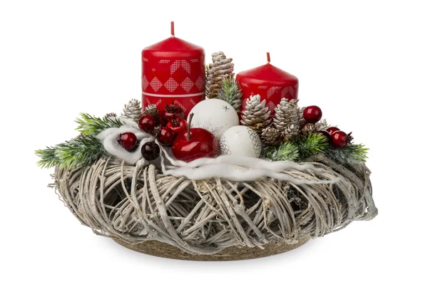Karácsonyi dekoráció - karácsonyi összetétele készült koszorú, gyertyák és karácsonyi dekorációs kellékek elszigetelt. — Stock Fotó