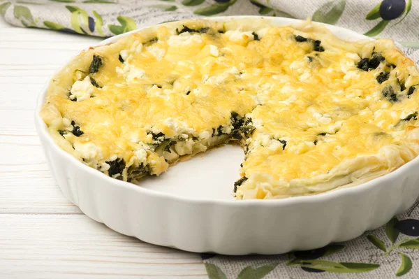 Pie, spenót, feta, sajt - mediterrán konyha. — Stock Fotó