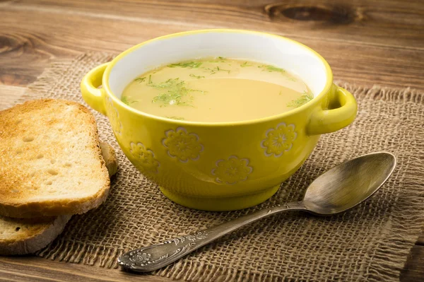 Гороховий суп у жовтій мисці на дерев'яному фоні . — стокове фото