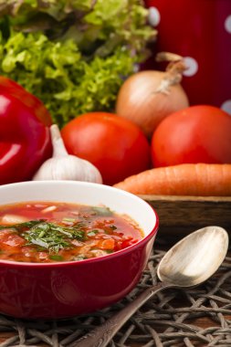 Pancar çorbası - geleneksel Rusça ve Ukraynaca pancar çorbası ahşap arka plan üzerinde kırmızı kase.
