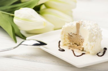 Beyaz tabakta Itailan vanilyalı dondurma.