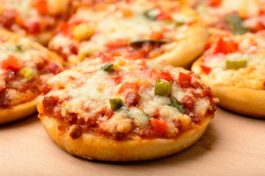 Ahşap tahta üzerinde mini pizza.
