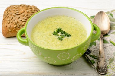 Ahşap masa üstünde Kremalı brokoli çorbası.