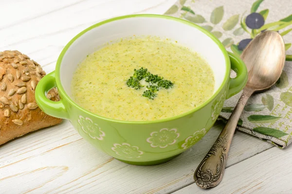 Brokoli krim sup di meja kayu . — Stok Foto
