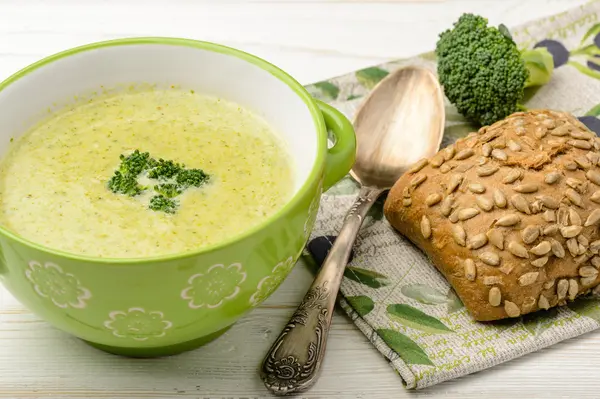Brokoli krim sup di meja kayu . — Stok Foto