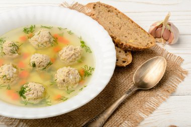 Köfte ve Beyaz ahşap masa sebze diyet çorbası.