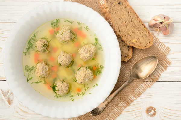 Sopa dietética con albóndigas y verduras sobre mesa de madera blanca . —  Fotos de Stock