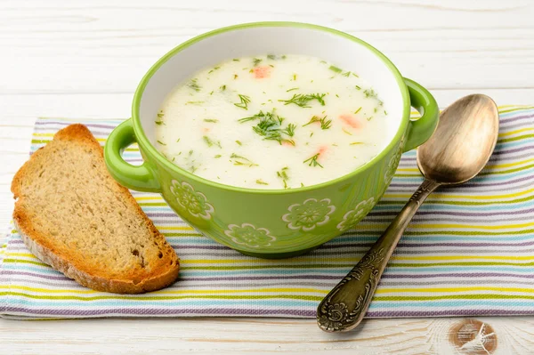 Ost soppa i grön skål på vita träbord. — Stockfoto