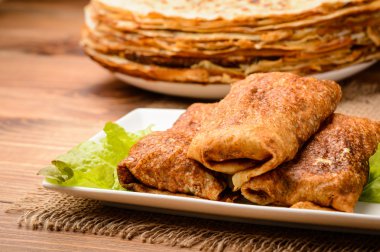 Ahşap arka plan üzerinde doldurulmuş krep.