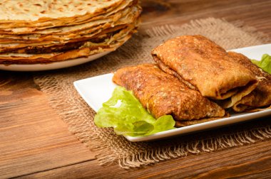 Ahşap arka plan üzerinde doldurulmuş krep.