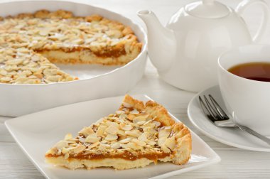 Bir parça kek carmel ve badem ve çay ile.