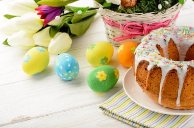 Paskalya kek ve ahşap tablo easter süslemeleri.
