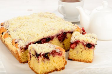 Tatlı ev yapımı kek çilek ve çay.