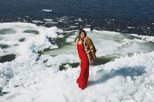 Femme posant en robe à l'heure d'hiver — Photo