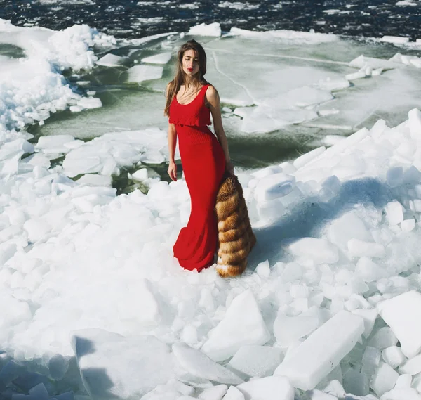 Женщина позирует в платье в зимнее время — стоковое фото