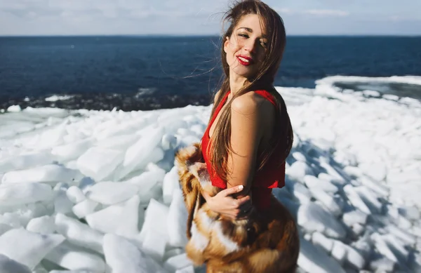 Mujer posando en vestido en invierno —  Fotos de Stock