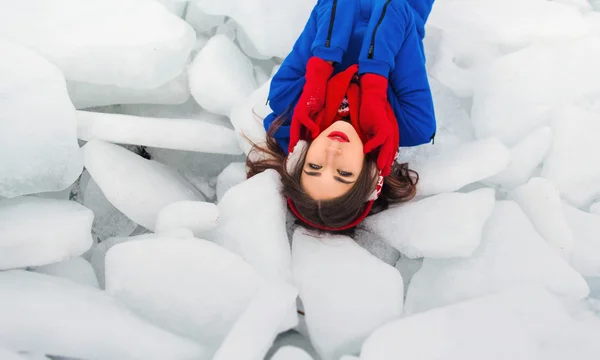 Femme portant une combinaison couchée sur la neige — Photo