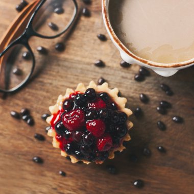 kek çilek ve kahve fincanı