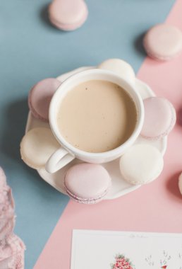 macaroons kahve fincanı ile