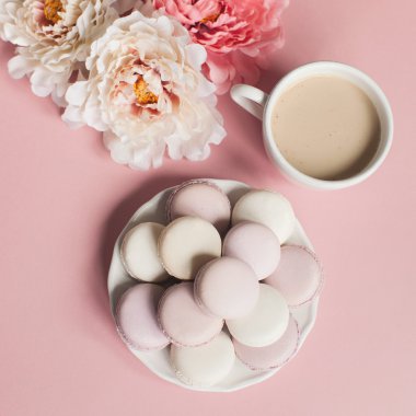 macaroons kahve fincanı ve çiçeklerle