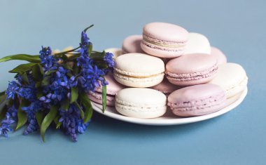 çiçekli tabakta macaroons