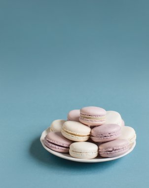 plaka üzerinde tatlı macaroons