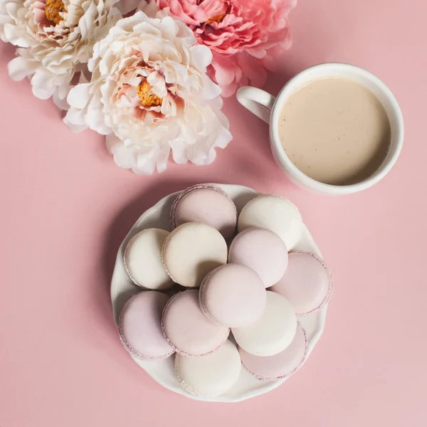 Macarrones con taza de café y flores — Foto de Stock