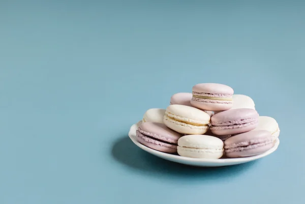 Sweet macaroons on plate — Stock Photo, Image