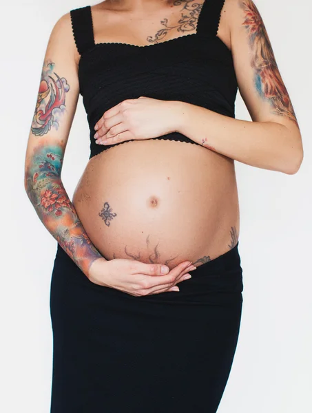 Mulher grávida com tatuagens — Fotografia de Stock
