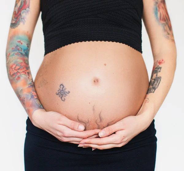 Pregnant woman with tattoos — Stock Photo, Image