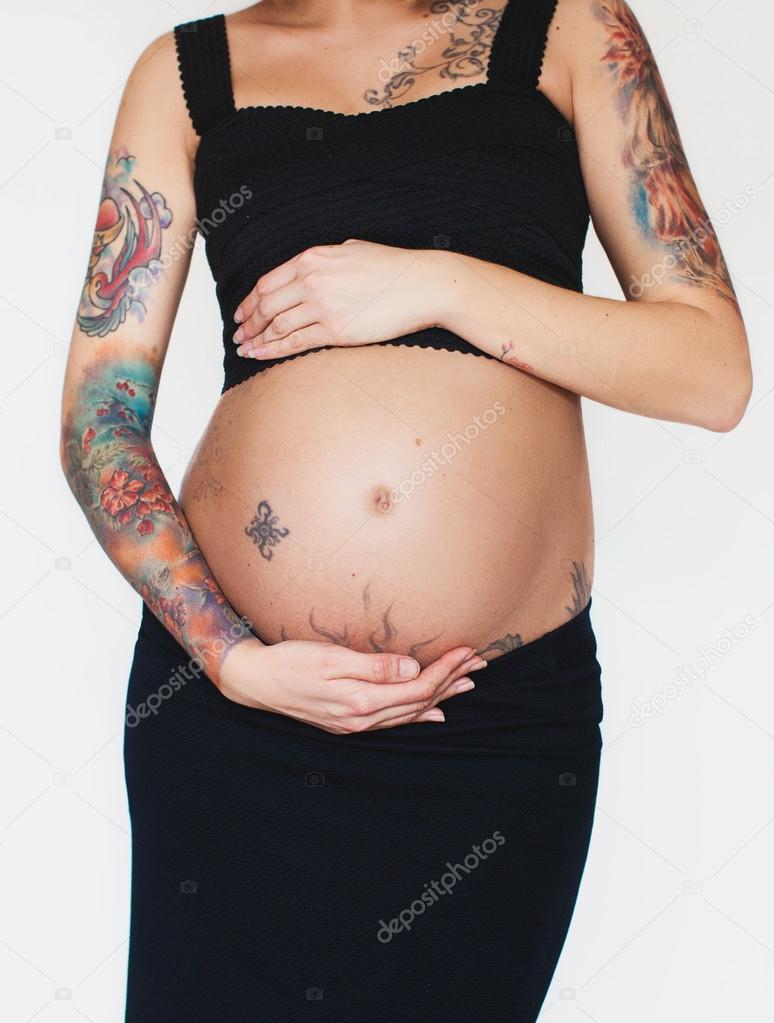 Femme Enceinte Avec Des Tatouages Photographie Glediska