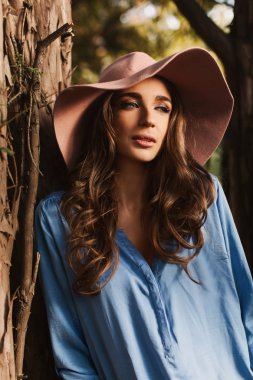 uzun saçlı kadın giyiyor şapka