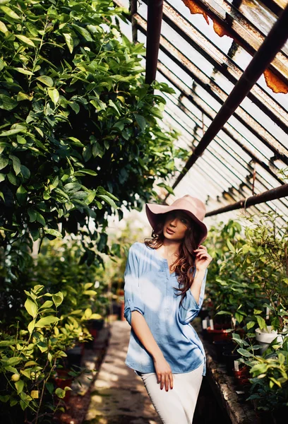 Mulher posando no jardim verde — Fotografia de Stock