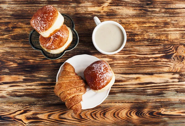 Croissant com pães e xícara de café — Fotografia de Stock