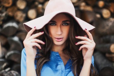 uzun saçlı kadın giyiyor şapka